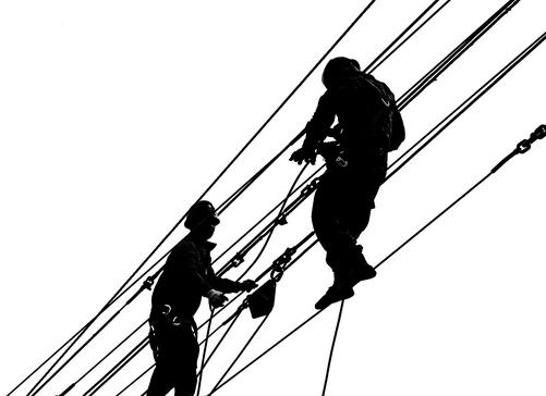 高处作业时工具必须放在哪里(工具放在高处)