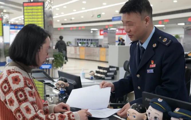 高级税务会计师是盖人社部的章吗(高级税务会计师无章)